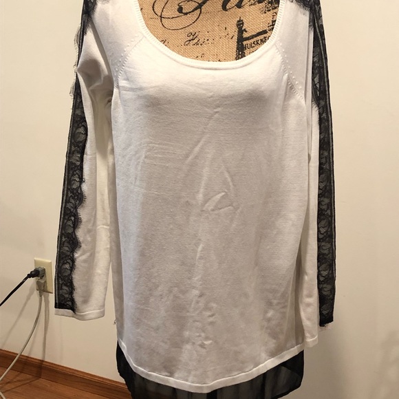 ⛲️ Soft & Lacy Liz Claiborne Top ⛲️ - Picture 8 of 8